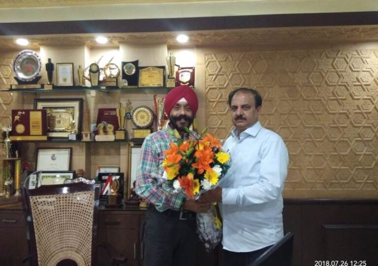 SHRI VICKY BEDI CHAIRMAN IELA BEING WELCOMED BY SHRI RAKESH KUMAR CHAIRMAN IEML